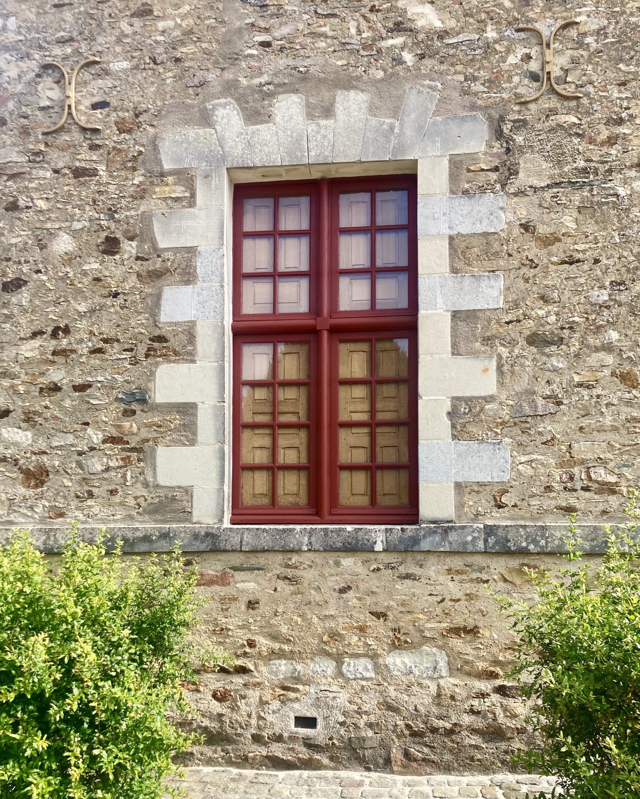Chastel rouge fenêtre