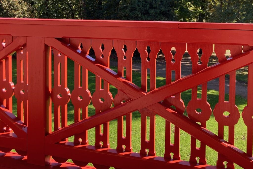 Chastel rouge sur balcon en bois
