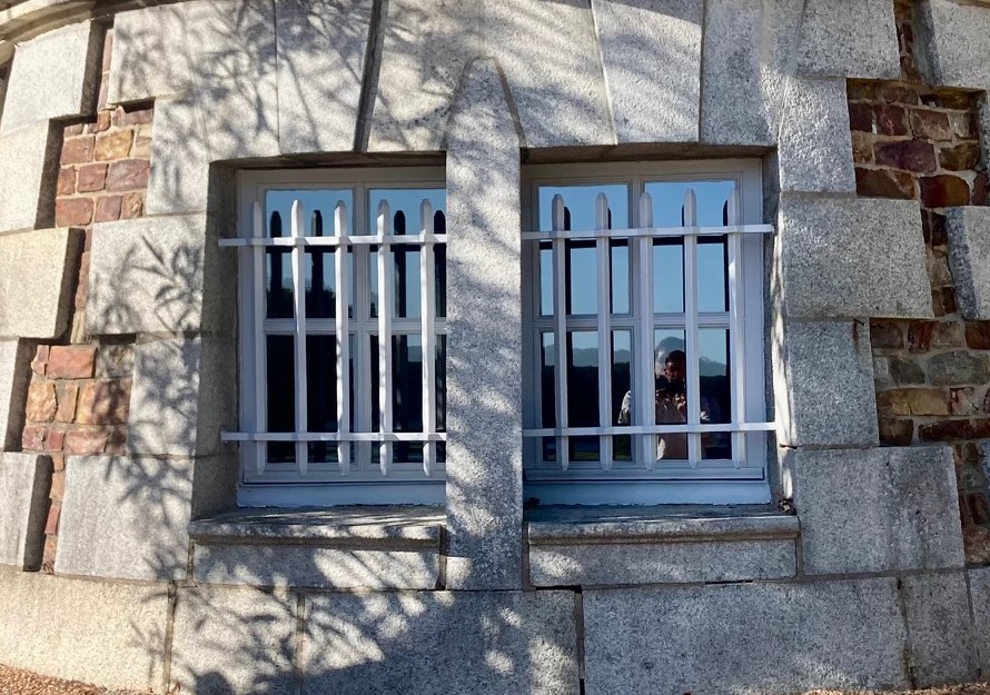Chastel sur bois et métal