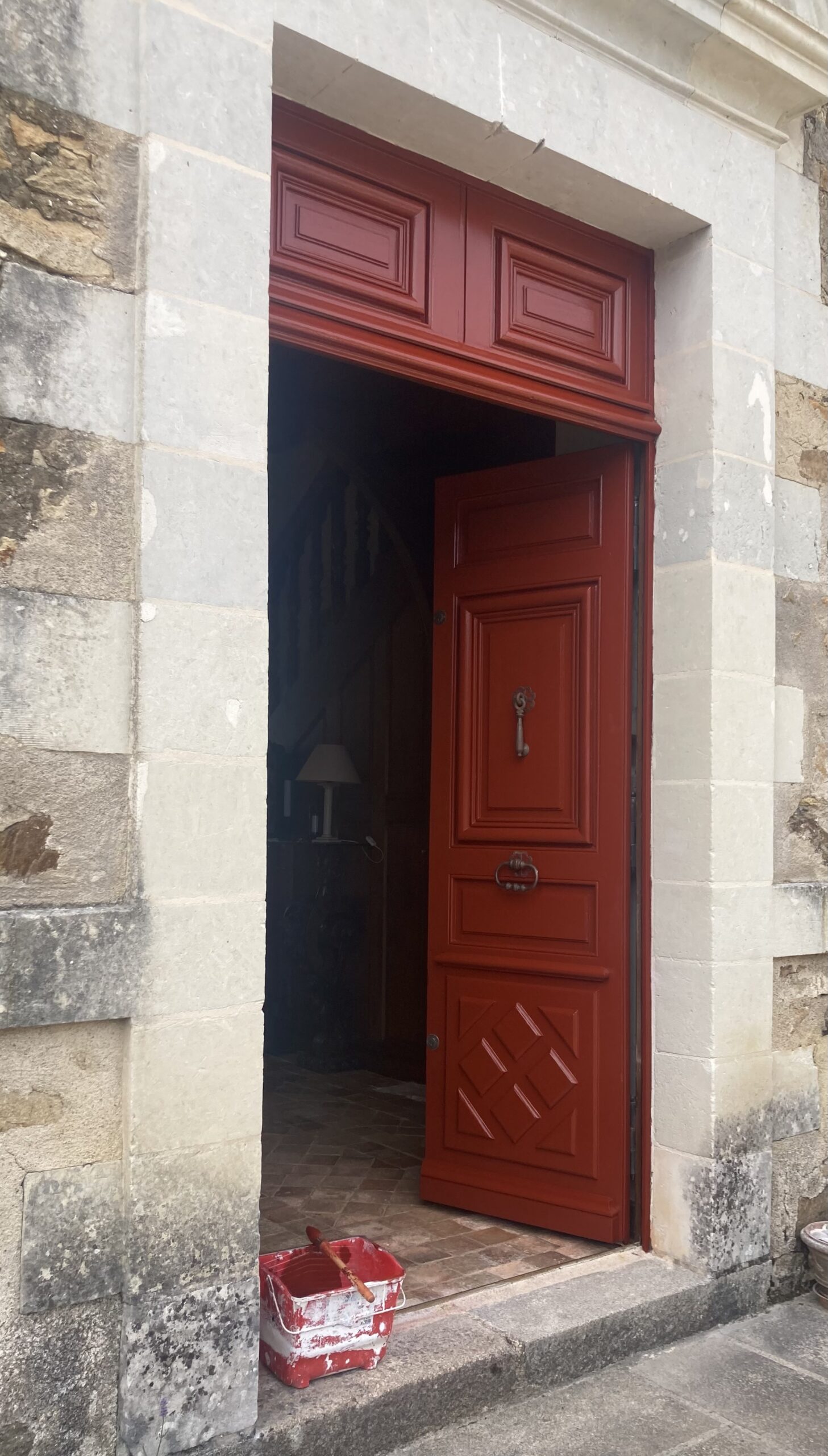 Porte Chastel rouge travail en cours