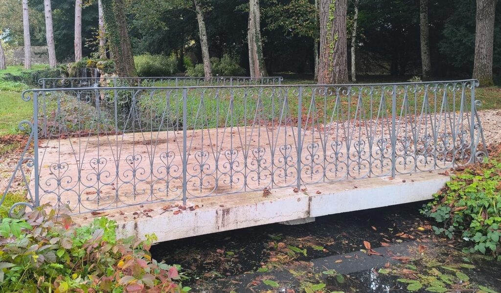 Roux de Bézieux -Peinture Chastel sur Pont métallique