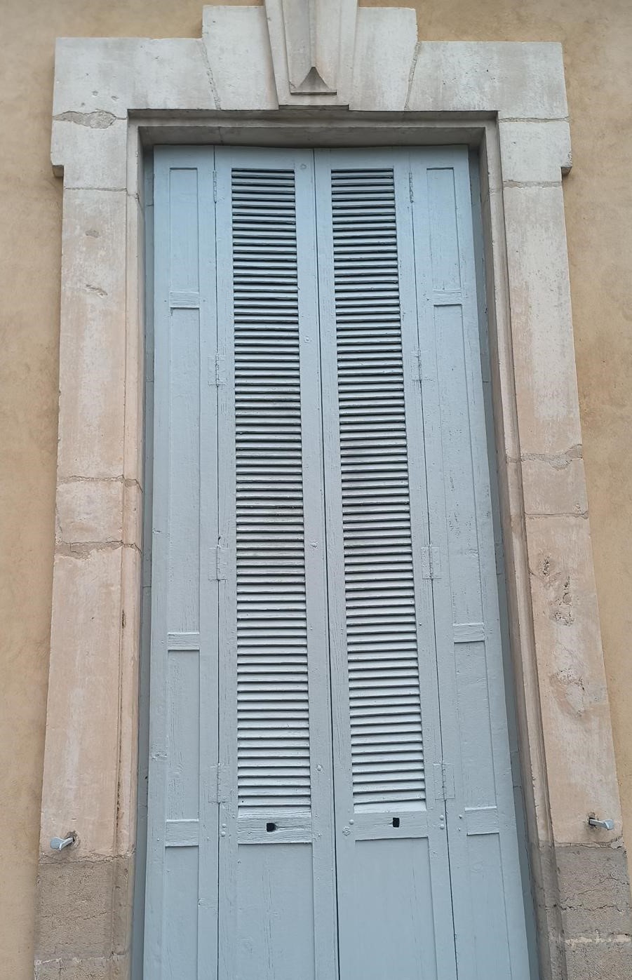 Roux de Bézieux - Peinture Chastel sur huisseries bois